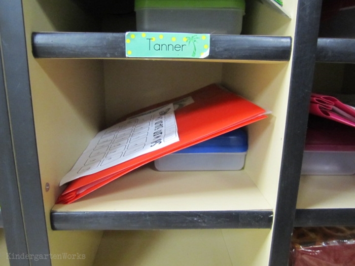 How to set up daily folders for kindergarten - keep in cubbies